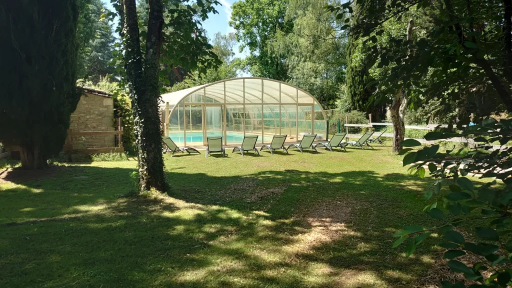 Piscine couverte privative gîte Lot La Buissiere Duravel
